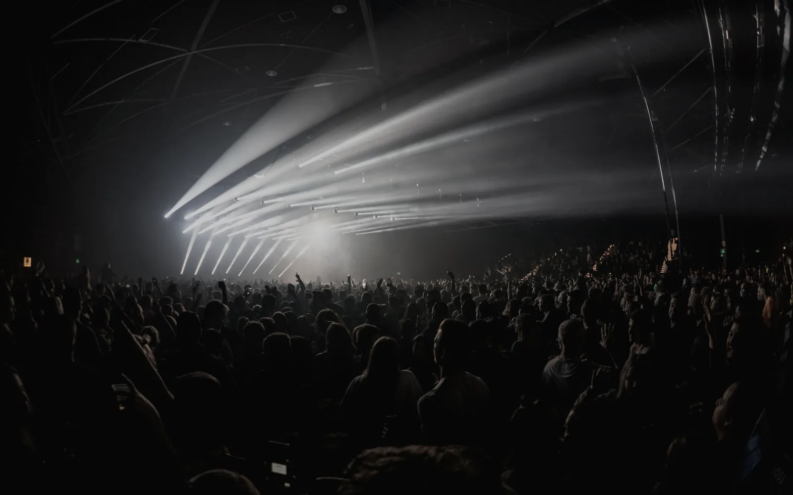 Público e iluminação de um show, referência de ambientação